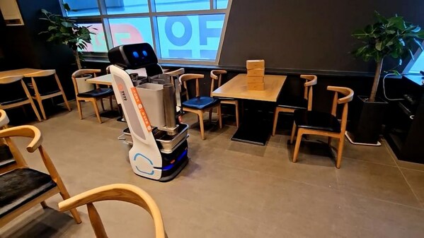 KEENON introduces service robot DINERBOT T9 to QooQoo in South Korea 